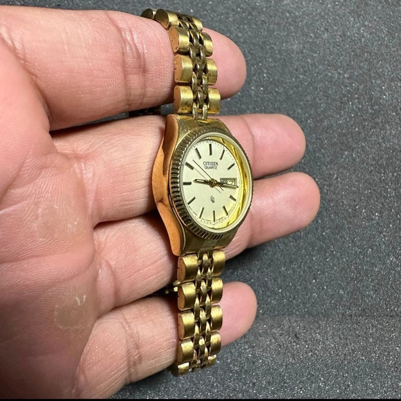 CITIZEN QUARTZ LADIES WATCH YP 6000 914376KT GN-4W-S DAY DATE PARTS OR REPAIR - Picture 5 of 8